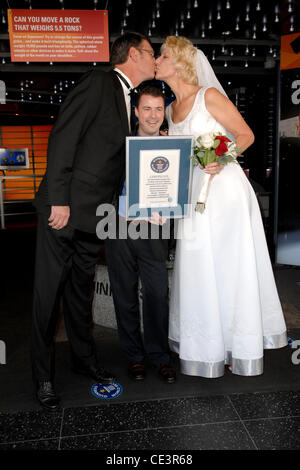 Wayne Hallquist, Stuart Claxton, Laurie Hallquist World höchste verheiratet paar Wayne Hallquist und Laurie Hallquist Teilnahme an einem Fototermin vor dem Hollywood Guinness Museum Los Angeles, Kalifornien - 18.11.10 Stockfoto