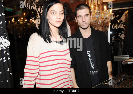 Misshapes Leigh Lezark und Geordon Nicol Carmen Kass feiert den Start der beyond7boutique.com mit Reet Aus und Musik von The Puppenständer. New York City, USA - 19.11.10 Stockfoto