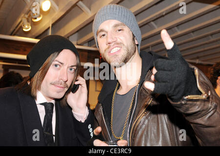 Aron Collins und Gast Carmen Kass feiert den Start der beyond7boutique.com mit Reet Aus und Musik von The Puppenständer. New York City, USA - 19.11.10 Stockfoto