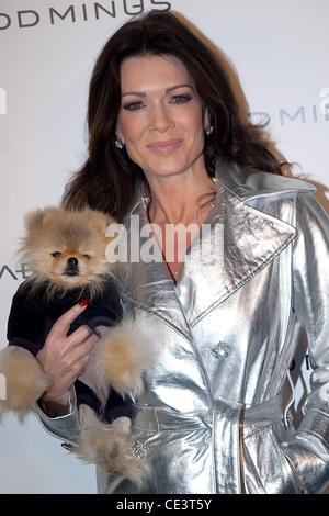 Lisa Vanderpump aus "The Real Housewives of Beverly Hills" und ihr Hund Giggy In hinzufügen Minus Flagshipstore Eröffnungsveranstaltung - Ankünfte Los Angeles, Kalifornien - 18.11.10 Stockfoto