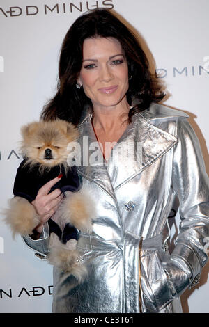 Lisa Vanderpump aus "The Real Housewives of Beverly Hills" und ihr Hund Giggy In hinzufügen Minus Flagshipstore Eröffnungsveranstaltung - Ankünfte Los Angeles, Kalifornien - 18.11.10 Stockfoto