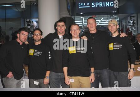 Matt Dodge, tragen Pascoe und Kevin Boss New York Pro Football Spieler partner von Joseph Abboud und IAVA Veteranen, Care-Pakete für die Rückkehr der Truppen bei JC Penney zu verteilen. New York City, USA - 07.12.10 Stockfoto