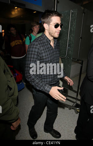 Jake Gyllenhaal kommt am LAX Flughafen auf einem Flug von Sydney, Australien. Los Angeles, Kalifornien - 08.12.10 Stockfoto