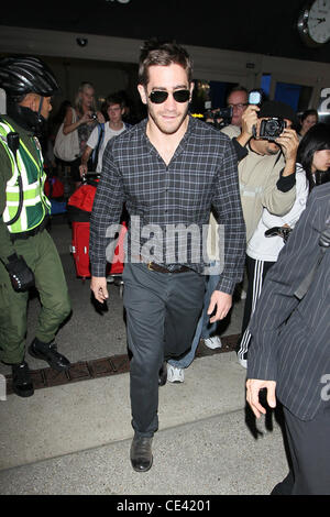 Jake Gyllenhaal kommt am LAX Flughafen auf einem Flug von Sydney, Australien. Los Angeles, Kalifornien - 08.12.10 Stockfoto