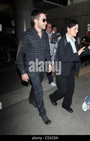 Jake Gyllenhaal kommt am LAX Flughafen auf einem Flug von Sydney, Australien. Los Angeles, Kalifornien - 08.12.10 Stockfoto