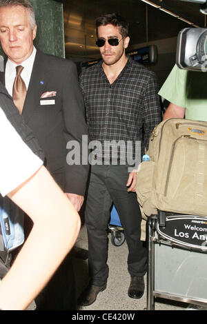 Jake Gyllenhaal kommt am LAX Flughafen auf einem Flug von Sydney, Australien. Los Angeles, Kalifornien - 08.12.10 Stockfoto