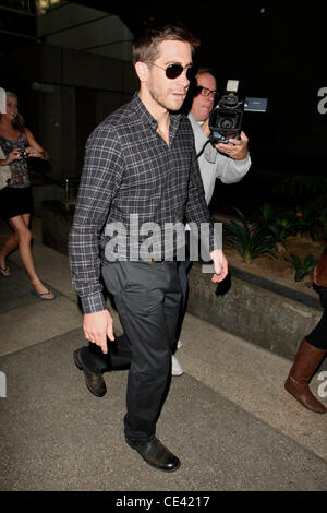 Jake Gyllenhaal kommt am LAX Flughafen auf einem Flug von Sydney, Australien. Los Angeles, Kalifornien - 08.12.10 Stockfoto