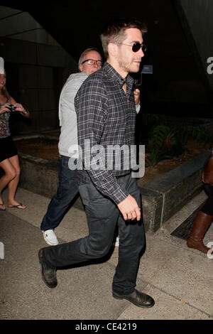 Jake Gyllenhaal kommt am LAX Flughafen auf einem Flug von Sydney, Australien. Los Angeles, Kalifornien - 08.12.10 Stockfoto