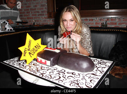 E! Korrespondent Ashlan Gorse feiert ihren 30. Geburtstag in Las Palmas Restaurant. Die Veranstaltung wurde gesponsert von Chik-Fil-A und drei Oliven Wodka. Hollywood, Kalifornien - 11.12.10 Stockfoto