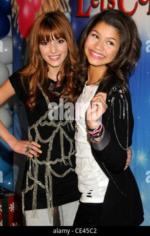 Bella Thorne und Zendaya Coleman Disney On Ice präsentiert "Lasst uns feiern!" in L.A. LIVE statt.  Los Angeles, Kalifornien - 15.12.10 Stockfoto