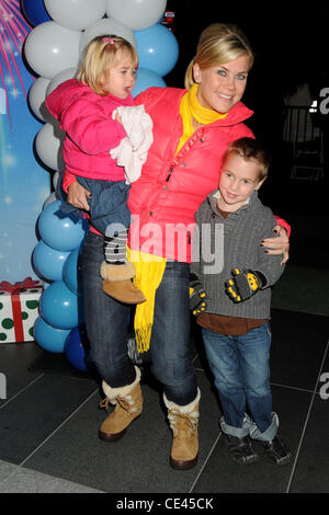 Alison Sweeney, Tochter Megan und Sohn Ben Disney On Ice präsentiert "Lasst uns feiern!" in L.A. LIVE statt.  Los Angeles, Kalifornien - 15.12.10 Stockfoto