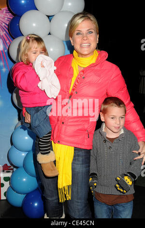 Alison Sweeney, Tochter Megan und Sohn Ben Disney On Ice präsentiert "Lasst uns feiern!" in L.A. LIVE statt.  Los Angeles, Kalifornien - 15.12.10 Stockfoto