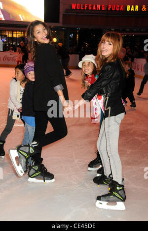 Zendaya Coleman und Bella Thorne Disney On Ice präsentiert "Lasst uns feiern!" in L.A. LIVE statt.  Los Angeles, Kalifornien - 15.12.10 Stockfoto