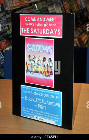 Atmosphäre der samstags melden Sie Kopien von ihrem neuen Buch "The Saturdays: Our Story" an WH Smith.  Birmingham, England - 17.12.10 Stockfoto