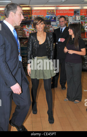 Frankie Sandford The Saturdays melden Sie Kopien von ihrem neuen Buch "The Saturdays: Our Story" an WH Smith.  Birmingham, England - 17.12.10 Stockfoto