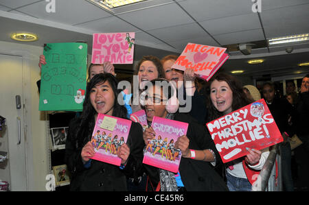 Atmosphäre der samstags melden Sie Kopien von ihrem neuen Buch "The Saturdays: Our Story" an WH Smith.  Birmingham, England - 17.12.10 Stockfoto