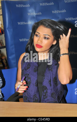 Vanessa White The Saturdays melden Sie Kopien von ihrem neuen Buch "The Saturdays: Our Story" an WH Smith.  Birmingham, England - 17.12.10 Stockfoto