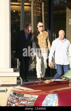 Elton John und sein Ehemann David Furnish gelten dabei einige Last-Minute-shopping bei Barneys New York und Neiman Marcus. Los Angeles, Kalifornien - 24.12.10 Stockfoto