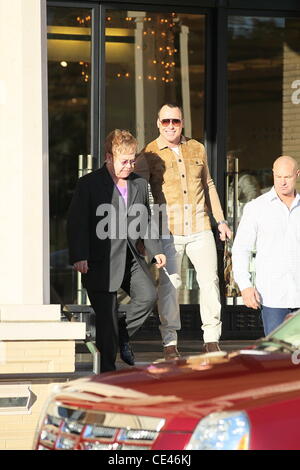 Elton John und sein Ehemann David Furnish gelten dabei einige Last-Minute-shopping bei Barneys New York und Neiman Marcus. Los Angeles, Kalifornien - 24.12.10 Stockfoto