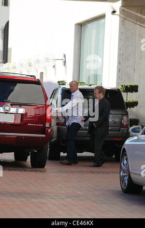 Elton John und sein Ehemann David Furnish gelten dabei einige Last-Minute-shopping bei Barneys New York und Neiman Marcus. Los Angeles, Kalifornien - 24.12.10 Stockfoto