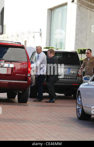 Elton John und sein Ehemann David Furnish gelten dabei einige Last-Minute-shopping bei Barneys New York und Neiman Marcus. Los Angeles, Kalifornien - 24.12.10 Stockfoto