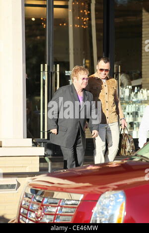 Elton John und sein Ehemann David Furnish gelten dabei einige Last-Minute-shopping bei Barneys New York und Neiman Marcus. Los Angeles, Kalifornien - 24.12.10 Stockfoto