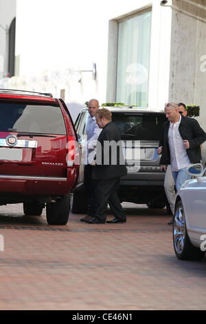 Elton John und sein Ehemann David Furnish gelten dabei einige Last-Minute-shopping bei Barneys New York und Neiman Marcus. Los Angeles, Kalifornien - 24.12.10 Stockfoto