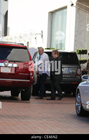 Elton John und sein Ehemann David Furnish gelten dabei einige Last-Minute-shopping bei Barneys New York und Neiman Marcus. Los Angeles, Kalifornien - 24.12.10 Stockfoto