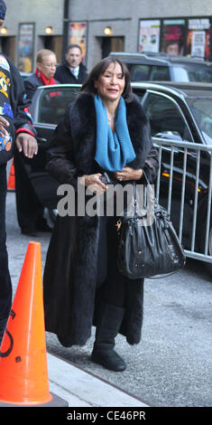 Freda Payne vor dem Ed Sullivan Theater für "Late Show with David Letterman" New York City, USA - 20.12.10 Stockfoto