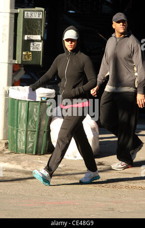 Alicia Keys ist ein Spaziergang durch Soho nach einem Training im Fitnessstudio.  New York City, USA - 03.01.11 Stockfoto