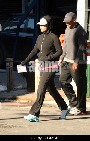 Alicia Keys ist ein Spaziergang durch Soho nach einem Training im Fitnessstudio.  New York City, USA - 03.01.11 Stockfoto