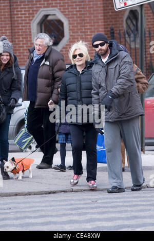 Hugh Jackman zusammen mit seiner Frau Deborra-Lee Furness und Tochter spazieren ihren Hund in Manhattan New York City, USA - 06.01.11 Stockfoto