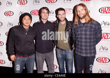 Gene Hong, Sam Farrar, Adam Levine, James Valentine Adam Levine und James Valentine von Maroon 5 durchführen im Dunst Nachtclub im Aria Resort &amp; Casino Las Vegas, Nevada - 08.01.11 Stockfoto