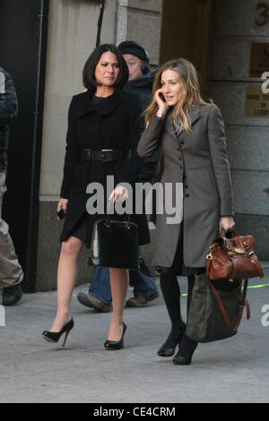 Olivia Munn und Sarah Jessica Parker auf dem Film set von 'Ich weiß nicht, wie sie es tut' New York City, USA - 17.01.11 Stockfoto