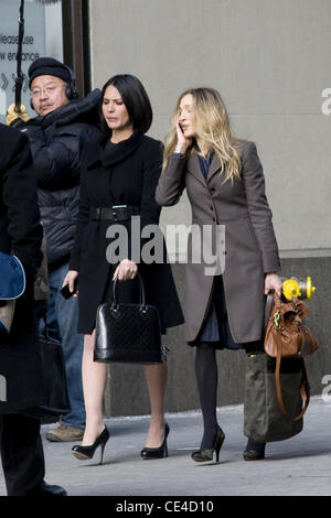 Olivia Munn und Sarah Jessica Parker auf dem Film set von 'Ich weiß nicht, wie sie es tut' New York City, USA - 17.01.11 Stockfoto