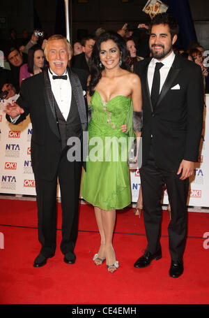 Bruce Forsyth, mit seiner Frau Wilnelia Merced und Sohn The National Television Awards 2011 (NTA) statt auf das O2 Centre - Ankünfte London, England - 26.01.11 Stockfoto