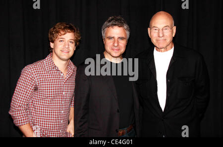 T.R.Knight, Neil Pepe, Patrick Stewart "Ein Leben im Theater", warf Photo-call an der Atlantic Theater Company. New York City, USA - 25.08.10 Stockfoto