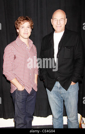 T.R.Knight und Patrick Stewart "Ein Leben im Theater" gegossen Fototermin bei der Atlantic Theater Company. New York City, USA - 25.08.10 Stockfoto