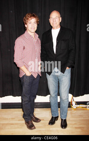 T.R.Knight und Patrick Stewart "Ein Leben im Theater" gegossen Fototermin bei der Atlantic Theater Company. New York City, USA - 25.08.10 Stockfoto