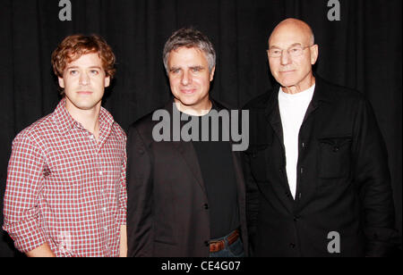 T.R.Knight, Neil Pepe und Patrick Stewart "Ein Leben im Theater" gegossen Fototermin bei der Atlantic Theater Company. New York City, USA - 25.08.10 Stockfoto