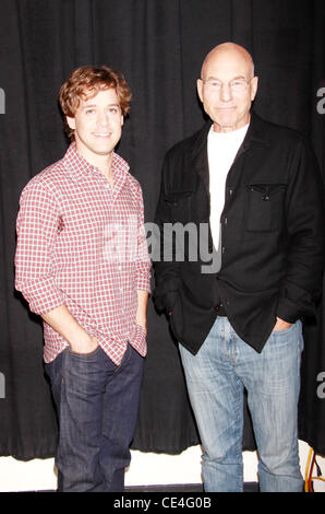 T.R.Knight und Patrick Stewart "Ein Leben im Theater" gegossen Fototermin bei der Atlantic Theater Company. New York City, USA - 25.08.10 Stockfoto