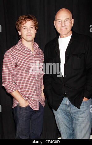 T.R.Knight und Patrick Stewart "Ein Leben im Theater" gegossen Fototermin bei der Atlantic Theater Company. New York City, USA - 25.08.10 Stockfoto