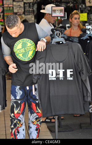 EMPFINDLICHES MATERIAL - ORIGINAL Foto auf Anfrage erhältlich Michael Sorrentino aka The Situation Formmitglied von MTVs "Jersey Shore" posiert vor dem Ufer Geschäft mit "Jersey Shore" inspirierte T-Shirts Seaside Heights, New Jersey - 27.08.10 Stockfoto