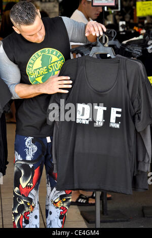 EMPFINDLICHES MATERIAL - ORIGINAL Foto auf Anfrage erhältlich Michael Sorrentino aka The Situation Formmitglied von MTVs "Jersey Shore" posiert vor dem Ufer Geschäft mit "Jersey Shore" inspirierte T-Shirts Seaside Heights, New Jersey - 27.08.10 Stockfoto