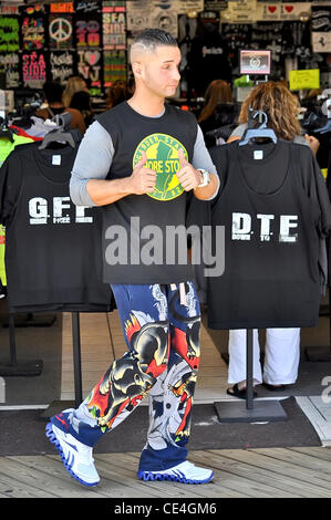 EMPFINDLICHES MATERIAL - ORIGINAL Foto auf Anfrage erhältlich Michael Sorrentino aka The Situation Formmitglied von MTVs "Jersey Shore" posiert vor dem Ufer Geschäft mit "Jersey Shore" inspirierte T-Shirts Seaside Heights, New Jersey - 27.08.10 Stockfoto