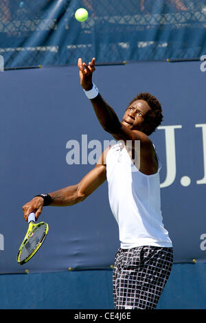 Gael Monfils Frankreichs konkurriert gegen Robert Kendrick der Vereinigten Staaten während der ersten Runde Herren-Einzel-Turnier am ersten Tag der US Open 2010, anlässlich der USTA Billie Jean King National Tennis Center New York City, USA - 30.08.10 Stockfoto