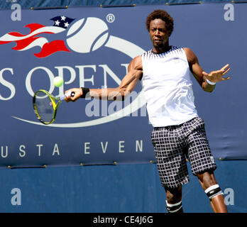 Gael Monfils Frankreichs konkurriert gegen Robert Kendrick der Vereinigten Staaten während der ersten Runde Herren-Einzel-Turnier am ersten Tag der US Open 2010, anlässlich der USTA Billie Jean King National Tennis Center New York City, USA - 30.08.10 Stockfoto