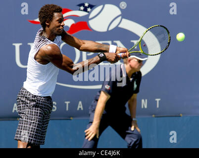 Gael Monfils Frankreichs konkurriert gegen Robert Kendrick der Vereinigten Staaten während der ersten Runde Herren-Einzel-Turnier am ersten Tag der US Open 2010, anlässlich der USTA Billie Jean King National Tennis Center New York City, USA - 30.08.10 Stockfoto