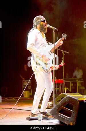 Mark Oliver Everett mit seinem Felsen zurück The Eels, auf der Bühne der O2 Brixton Academy London, England - 01.09.10 Stockfoto