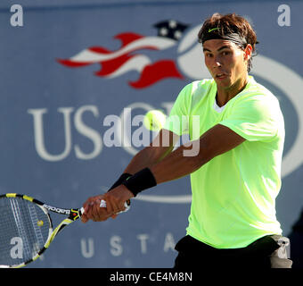 Rafael Nadal aus Spanien Niederlagen Gilles Simon Frankreichs 6-4 6-4 6-2, während seine Männer Singles match am Tag sieben der 2010 US Open im USTA Billie Jean King National Tennis Center in Flushing Queens New York City, USA - 05.09.10 Stockfoto